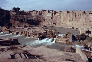 Überreste des Sika-Brücken-Damm-Wasserweg-Komplexes am Gar-Gar-Fluss mit der Stadt Shushtar im Hintergrund von Sasanian School