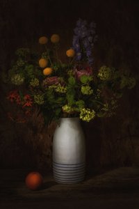 Dunkles Blumenstillleben