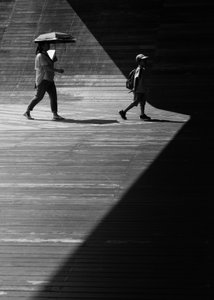 Gehen in Licht und Schatten