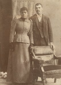 Fotografie eines afroamerikanischen Paares hinter einem Stuhl
