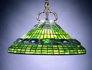 Bleiglas-Turtleback-Fliese und Bronze-Kronleuchter von School American