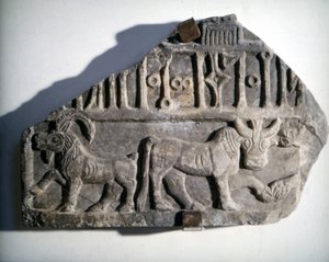 Südarabische Kunst: Basrelief mit Schrift, das Tiere darstellt. Museo Nazionale Romano, Rom