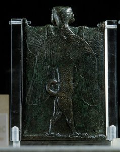 Orientalische Kunst, Assyrien (Mesopotamien): Heft, das einen Exorzismus darstellt (Bronze, Rückseite), Antike. Paris, Musée du Louvre von School Assyrian
