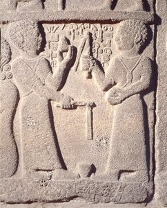 Relief, das zwei Jungen zeigt, die mit einem Kreisel spielen, aus Karkemisch, Türkei, neo-hethitisch von School Assyrian