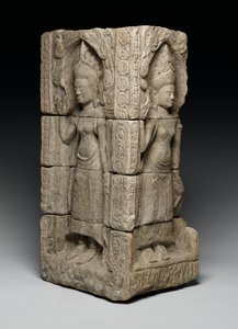 Eckrelief mit Devatas, spätes 12. - frühes 13. Jahrhundert von School Bayon