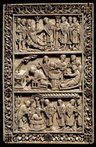 Karolingische Kunst: Wunder der Heiligen Ampulle, Elfenbeindiptychon, das oben die Auferstehung eines jungen Mädchens, in der Mitte eine Krankentaufe und unten die Taufe von Chlodwig I. (466-511) in Anwesenheit von Königin Clothilde am 25.12.498 darstellt.