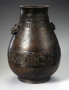 Eine Hu-Vase mit Gussdekoration
