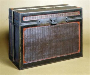 Kasten mit Korbgeflechtpaneelen