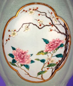 Detail einer feinen und sehr seltenen Famille Rose Celadon-Grundvase mit einer vergoldeten Emaille von Prunus und Rosen von School Chinese