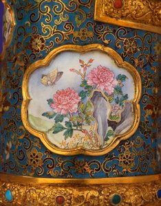 Detail eines Emaille-Kartusche von einem prächtigen kaiserlichen Gold-, Cloisonné- und Peking-Emaille-Krug, Duomuhu, graviert mit Qianlong-Vierzeichenmarke und aus der Zeit, Palastwerkstätten