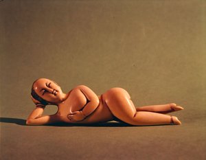 Figur einer Frau, die von einem kranken Patienten verwendet wird, um dem Arzt die betroffene Stelle zu zeigen von School Chinese