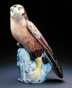 Einer von einem Paar famille rose Falken, ca. 1750