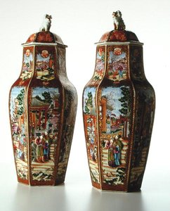 Paar chinesische sechseckige Vasen mit Deckeln, Qianlong-Periode (1736-95) von School Chinese