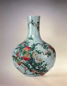 Vase mit Pfirsichen, Qianlong-Periode (1736-95)