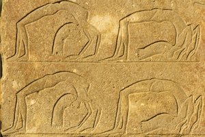 Altes Ägypten, Wandmalerei/Schnitzerei, Weibliche Akrobaten führen Kunststücke vor, Karnak-Tempel, Luxor