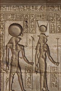 Altes Ägypten, Wandmalerei/Gravur, Horus und Isis erhalten ein Opfer vom Pharao, Tempel der Hathor, Dendera (Foto) von School Egyptian