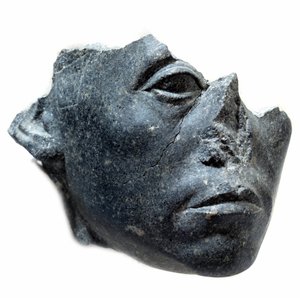 Antike ägyptische Kunst: Kopf von König Sesostris III. Statuenfragment. Schwarze Granitskulptur, ca. 1900 v. Chr. (12. Dynastie, ca. 1963-1786). Paris, Musee Du Louvre von School Egyptian