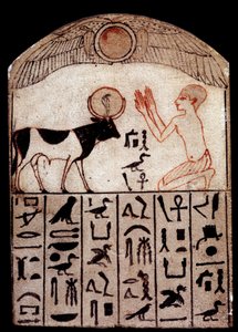 Antike Kunst: Serapeum-Stele (bemalter Kalkstein). Anbetung des Gottes Apis
