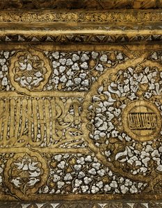 Detail eines Mamluken-Kerzenständerfußes im Namen Sultan Shihab Al-Dunya Wa Al-Din Ahmad bin Al-Malik Al-Nasir Muhammad von School Egyptian