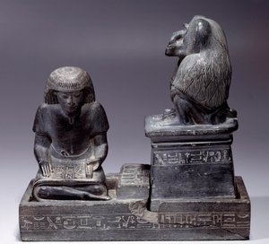 Ägyptische Antike: Der Schreiber Nebmertouf und der Affe Thot, Gott der Schrift und Schutzpatron der Schreiber. Schieferskulptur. Herrschaft von Amenophis III. (1391-1353)