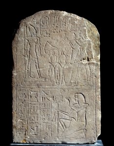 Ägyptische Antiquität: Kalksteinstele im Namen von König Anya. Pharao Ramses II bietet Weihrauch seiner eigenen kolossalen göttlichen Statue an. Regierungszeit von Ramses II (1279-1213 v. Chr.). Aus dem Serapeum von Saqqara. Paris, Louvre von School Egyptian
