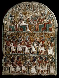 Stele des Irynefer, oben die Götter Osiris und Anubis gegenüber Amenophis I und Ahmes Nefertari; in der Mitte Irynefer, seine Frau Mehytkhaty und ihre Tochter Hathor machen das Begräbnisopfer für ihre Eltern, unten Hathor erwachsen