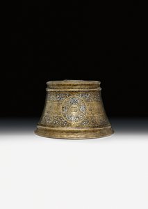 Mamluken-Kerzenhalterbasis im Namen Sultan Shihab Al-Dunya Wa Al-Din Ahmad bin Al-Malik Al-Nasir Muhammad von School Egyptian
