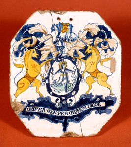 Apothekertafel mit dem Wappen und Motto der Worshipful Society of Apothecaries of London (Keramik)