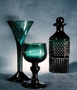 Dekoriertes Weinglas, rundes Glas und Karaffe, spätes 18. bis frühes 19. Jahrhundert von School English