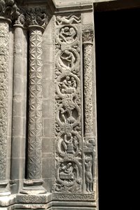 Gotische Kunst: Pfeiler des rechten Portals der Westfassade der Basilika von Saint Denis, der die Feldarbeit darstellt. Saint-Denis, Frankreich von School French