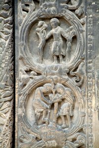 Gotische Kunst: Piedroit des rechten Portals der Westfassade der Basilika Saint Denis, das die Feldarbeit darstellt: April (oben) und März (unten). Saint-Denis, Frankreich von School French