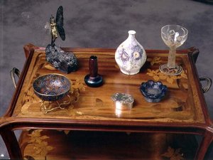 Loetz irisierender Glasvase, eine Pâte-de-Verre-Schleife von Argy Rousseau und ein Glas mit geformter und geätzter Dekoration von Lalique von School French