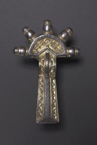 Bogenfibel, Alemannisch, 500-550 (versilbertes Silber und Niello) von School German