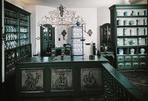Rekonstruktion einer Apotheke mit Möbeln und Objekten aus dem 18. Jahrhundert (Foto)