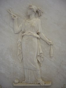 Basrelief von Atropos, der den Lebensfaden schneidet (Marmor) von School Greek
