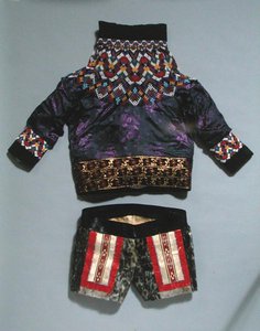Frauenjacke und Shorts, aus Grönland von School Inuit