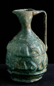 Kleine Glasamphore mit Inschriften. 9.-10. Jahrhundert aus dem Irak. Dim. 8,9 cm Paris, Louvre Museum von School Iraqi