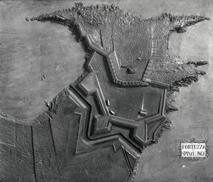 Reliefkarte der venezianischen Festung in Spinalonga, Kreta im Jahr 1619 (s/w Foto) von School Italian