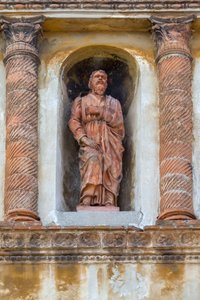 Figur eines Heiligen, Terrakottastatue in einer Nische des Palazzo Valenti Gonzaga, genannt Casa Guerrina, im Fancellian-Stil, Via Frattini 5, Mantua