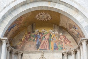 Mosaik über dem Eingang der Basilika San Marco, Markusplatz, Venedig, Italien von School Italian