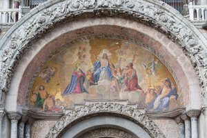 Der auferstandene Christus Mosaik über dem Eingang zur Basilika San Marco, Markusplatz, Venedig, Italien von School Italian