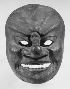 Bugaku-Maske (Holz mit Resten von roter und schwarzer Farbe)