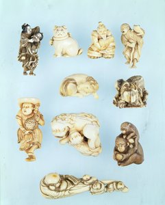 Auswahl an Netsuke: Ikkuha Sennin trägt die Hure von Benares; sitzender Welpe; Abe no Yasuneri hält ein Baby; Gamma Sennin; liegendes Pferd; Krieger zähmt einen entlaufenen Ochsen; stehender Holländer hält einen Hahn mit langem Schwanz; sitzender Affe hält von Japanese School