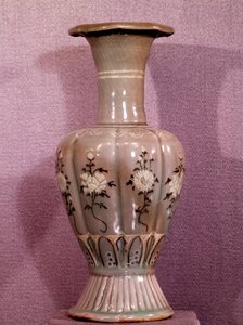 Koreanische Kunst: Keramikvase mit Blumendekor. Koryo-Periode. 12. Jahrhundert. Museum der Schönen Künste, Duksoo-Palast, Korea