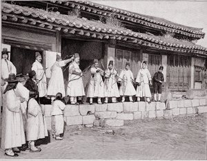 Bogenschützen im alten Palast von Seoul, Korea, Ende des 19. Jahrhunderts