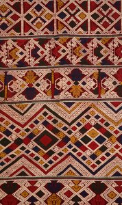 Detail eines phaa sabai, hergestellt von Tai Nuea oder Tai Daeng Webern aus Hua Phan, Laos