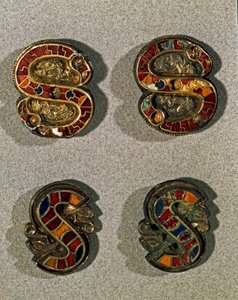 Archäologie des Mittelalters: Barbarische Kunst der Lombardei: Gürtelspange in Form des Buchstabens S von School Lombard