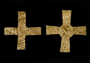 Archäologie des Mittelalters. Barbarische Kunst der Lombardei: Brustkreuze aus Goldblättern. Lombardische Kunst des 7. Jahrhunderts von School Lombard