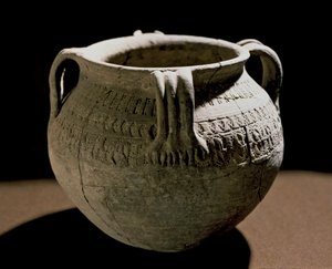 Archäologie des Mittelalters: Barbarische Kunst Galliens: Vase aus eingeritzter Keramik
