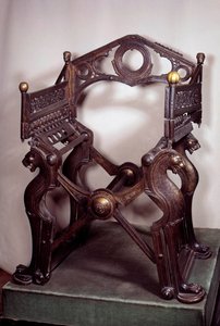 Merowingische Kunst: Sessel oder Thron von Dagobert I., hergestellt aus vergoldeter Bronze im 7.-9. Jahrhundert
